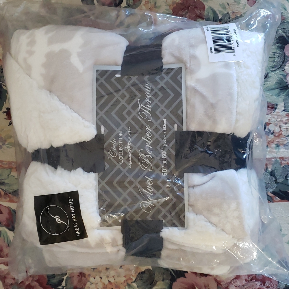 HOST PICK. NIP Great Bay Home 50X60 Velvet Berber Throw